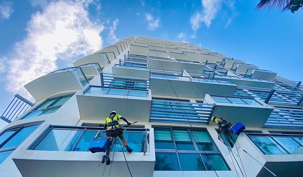 Rope Access Sri Lanka IRATA technician working image